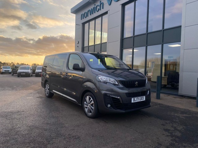 8 Seater Luxury Auto